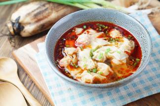 将馄饨连同汤一并盛在碗里即可。