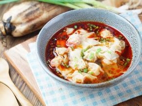 将馄饨连同汤一并盛在碗里即可。