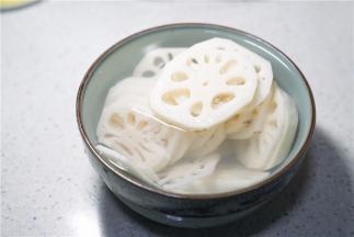 莲藕去皮切片过一下清水备用。