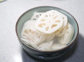 莲藕去皮切片过一下清水备用。