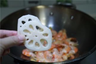 将泡洗好的莲片下名爆炒。