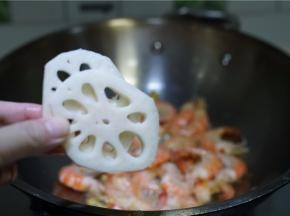 将泡洗好的莲片下名爆炒。