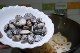 再加入花蛤同炒。