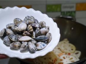 再加入花蛤同炒。