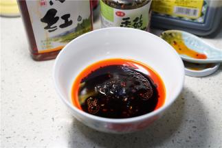 花蛤下锅前调配一个酱汁，我用了香菇豆豉酱辣油酱油。
