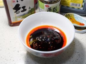 花蛤下锅前调配一个酱汁，我用了香菇豆豉酱辣油酱油。