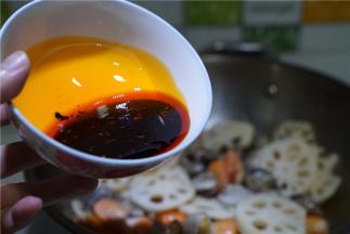 将调好的酱汁淋在锅里。