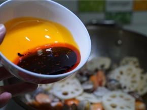 将调好的酱汁淋在锅里。