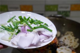 加入洋葱及葱段爆炒至花蛤开壳即可。