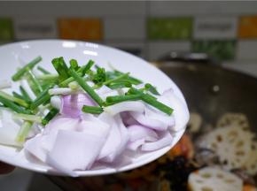 加入洋葱及葱段爆炒至花蛤开壳即可。