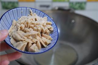 锅里加油将冷冻的肉蓉切好下锅煸炒。