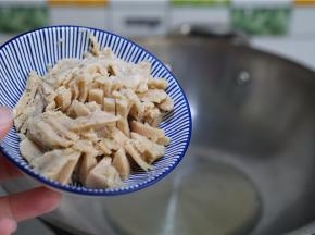 锅里加油将冷冻的肉蓉切好下锅煸炒。