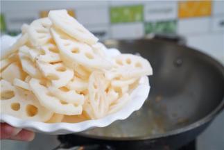 再将泡洗好的莲藕去皮改刀下锅。