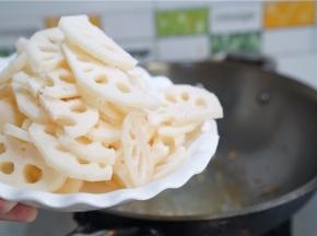 再将泡洗好的莲藕去皮改刀下锅。