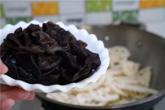 炒至莲藕片微干出味再将木耳下锅。