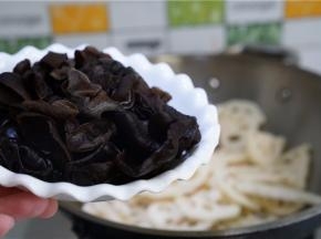 炒至莲藕片微干出味再将木耳下锅。