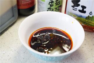 按个人口味调配一个酱汁，我用到了酱油，香醋，香菇豆豉酱，辣油。