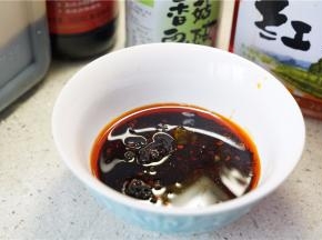 按个人口味调配一个酱汁，我用到了酱油，香醋，香菇豆豉酱，辣油。