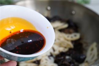 将调配好的酱汁及小半碗清水加入。