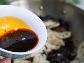 将调配好的酱汁及小半碗清水加入。