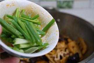 焖至收汁就可以，加入葱段炒香即可。