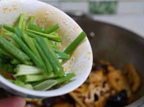 焖至收汁就可以，加入葱段炒香即可。