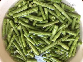 豇豆摘段，盐水浸泡清洗干净捞出控水