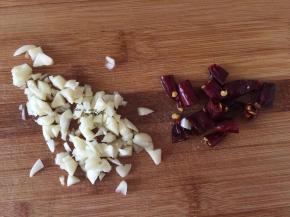 蒜切成蒜末，朝天椒切小段