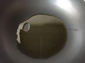 锅中倒油加热