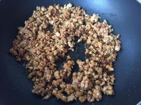 加入肉末，倒入1勺料酒、加入生抽、老抽翻炒匀