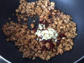 加入蒜末和朝天椒翻炒匀