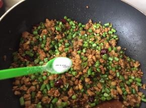 加少许盐翻炒匀，加入一点水焖2分钟即可。