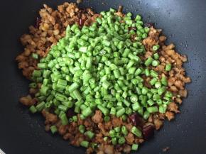 倒入豇豆翻炒片刻