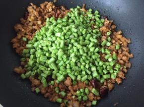 倒入豇豆翻炒片刻