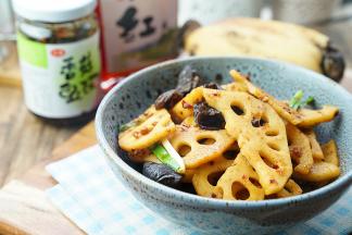 这样子一份木耳莲藕小炒就完成了。