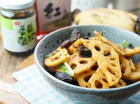 这样子一份木耳莲藕小炒就完成了。