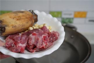 锅里加水将排骨下锅焯洗一下备用。