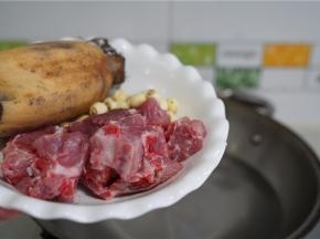 锅里加水将排骨下锅焯洗一下备用。