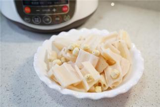 再将莲藕及莲子泡洗好。