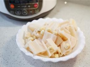 再将莲藕及莲子泡洗好。