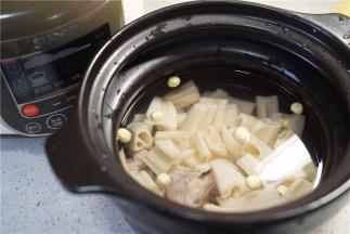 将泡洗好的食材入电炖锅。