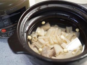 将泡洗好的食材入电炖锅。