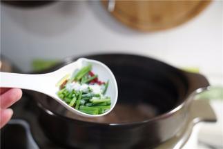 煮制好后加入枸杞葱段细盐调味。