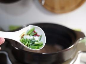 煮制好后加入枸杞葱段细盐调味。