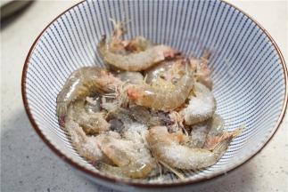 鲜虾去头去虾线，用细盐腌洗数分钟。