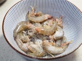 鲜虾去头去虾线，用细盐腌洗数分钟。
