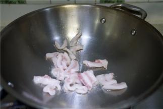 热干锅将五花肉下锅爆炒出油。