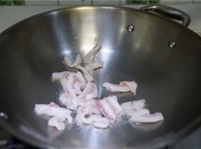 热干锅将五花肉下锅爆炒出油。