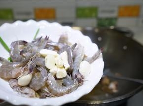 再将蒜粒明虾下锅煎炒至出味。