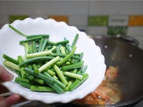 再将蒜苔下锅同炒至出香。